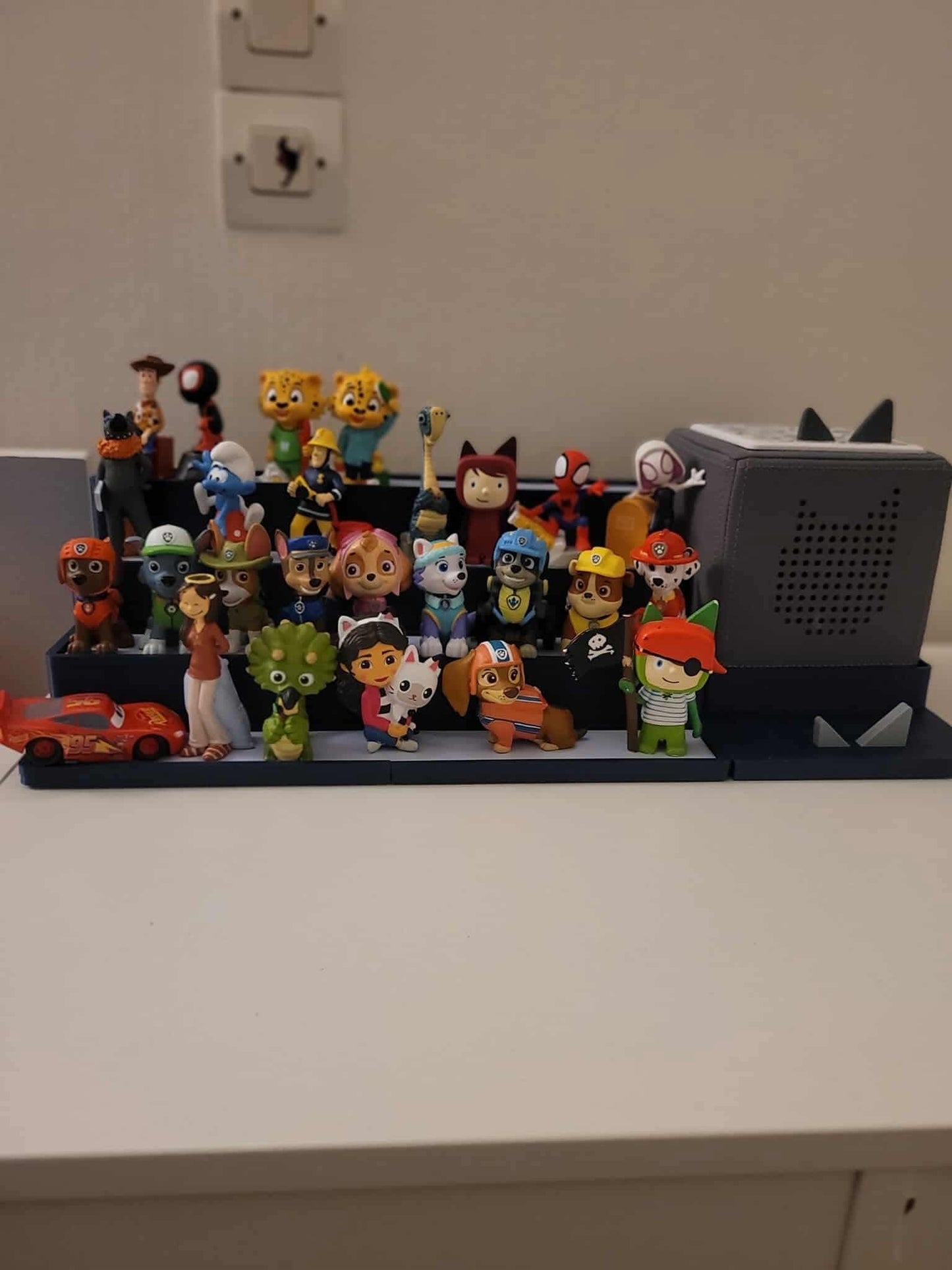 Grande étagère compatible Toniebox avec support intégré  personnalisable